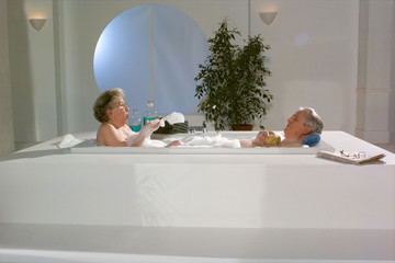 Oma und Opa in der Badewanne