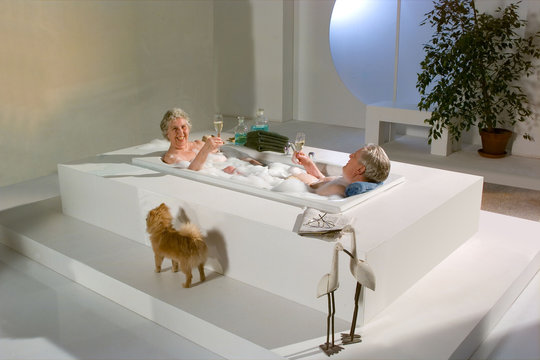 Oma und Opa in der Badewanne trinkten Champagner