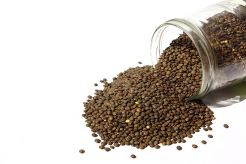 Lentilles se déversant d'un bocal