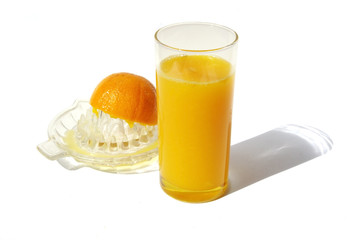 jus d'orange press&eacute;e sur fond blanc