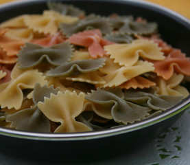 Bunte Schleifennudeln