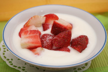 Jogurt mit Erdbeeren