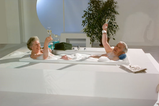 Oma und Opa in der Badewanne trinkten Champagner