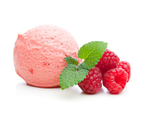 Himbeereis mit Himbeeren und Minze daneben