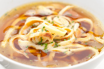 Nahaufnahme von Rindsuppe mit Fritatten
