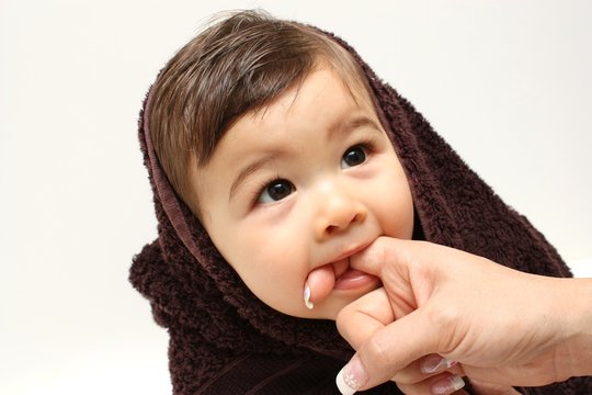 B&eacute;b&eacute; mord le doigt !