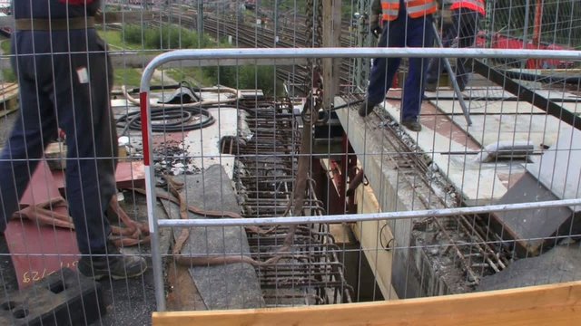Bauarbeiter Bau Br&uuml;ckenbau Warnweste Br&uuml;cke
