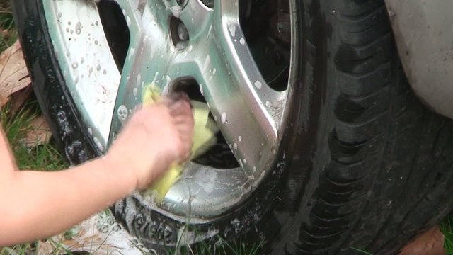 laver les jantes de la voiture