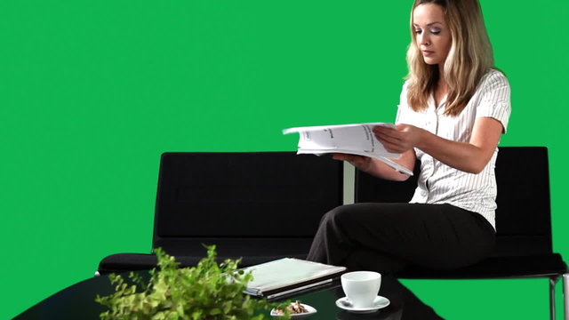 businessfrau beim lesen
