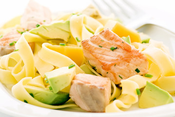 Nudeln mit Lachs und exotischen Früchten