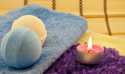 Obraz na płótnie Canvas Violet salt wiih candle and bath balls