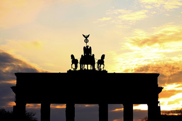 Naklejka premium Brandenburger Tor / Silhouette in Abendsonne