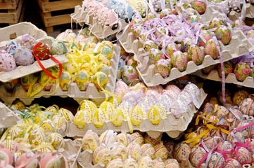 Kunstvoll handbemalte Ostereier mit Bändern in Eikartons