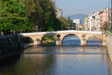 Fototapeta na wymiar Sarajewo Bośnia i Hercegowina, stary most na rzece