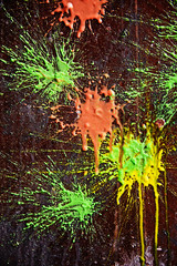 kolorowe plamy na drewnianej desce podczas gry w paintball