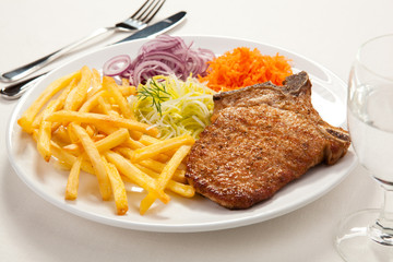 Grilled meat with chips and vegetables