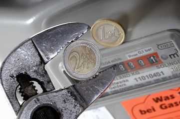 Gaszähler mit Zange und Euros Erdgas Energiekosten
