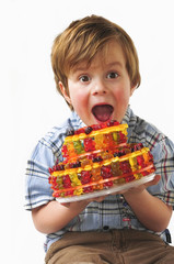 Junge freut sich über Gummibärchen Torte