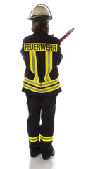Junge Feuerwehrfrau in Uniform mit Feuerspritze