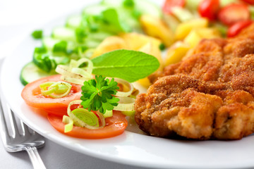 Schnitzel with potatoes and fresh vegetables