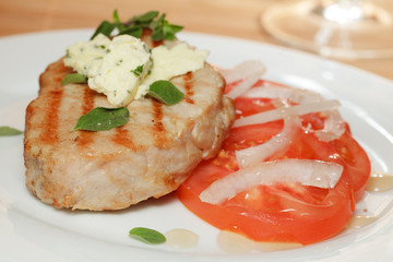 Schweinerückensteak mit Kräuterbutter