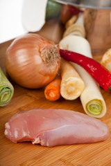 Vorbereitung einer Hühnersuppe