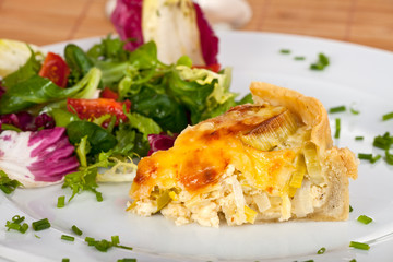Stück Quiche Lorraine auf einer Platte