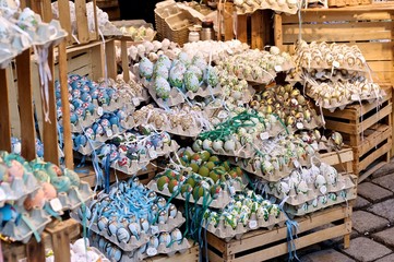 Bunte, bemalte Ostereier am Ostermarkt