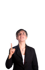 femme montrant un panneau publicitaire