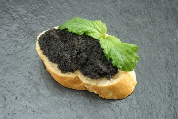 Kaviar auf Baguette