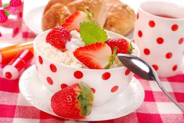 breakfast with cottage cheese and strawberries