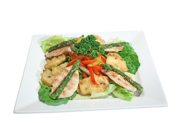 Salad with grilled chicken, asparagus and paprika