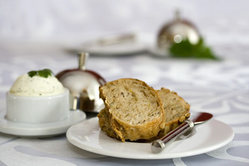 Brotscheiben mit Kräutercreme