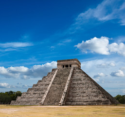 Fototapeta na wymiar Mayan pyramid in Chichen-Itza, Mexico