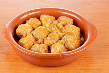 Fresh meatballs with peas