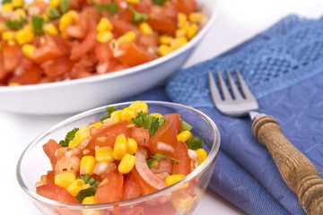 Schüssel mit Salat mit Meis und Tomaten