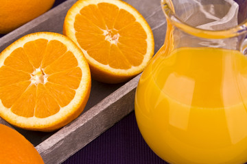 Orangensaft in einer Kraffe mit Orangen