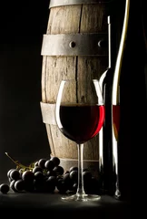 Afwasbaar Fotobehang Wijn stilleven met glas wijn