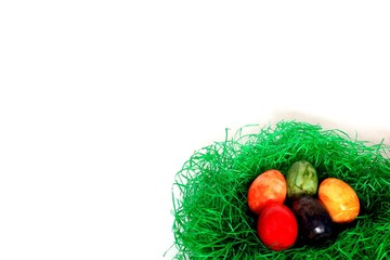 Bunt bemalte Ostereier im grünen Nest