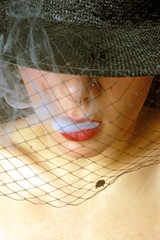 Donna velata che fuma
