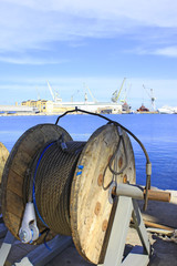 Cavo d'acciaio sul molo