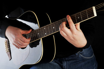 Fototapeta na wymiar man playing on guitar