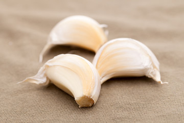 3 Knoblauchzehen auf Stoff