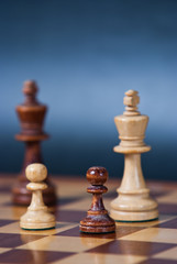 Fototapeta Dwa piony oraz dwa króle na szachownicy obraz