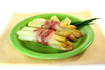 Spargel im Schinkenmantel