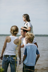 Famille se baladant au bord de l'eau