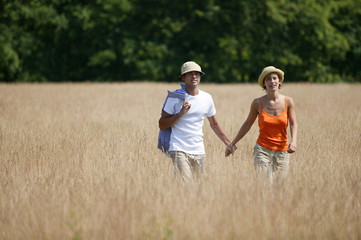 Couple se baladant à la campagne