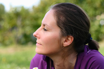 profil serein dans l'herbe © Eléonore H