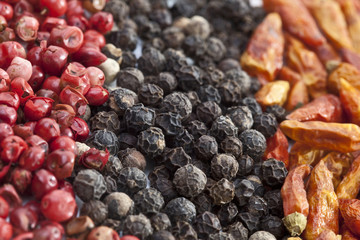 Chilischoten und Pfefferkörner