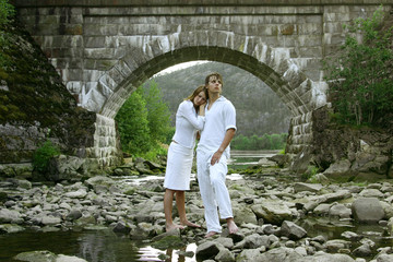 Fototapeta na wymiar Couple under bridge